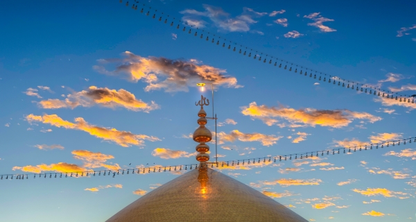 ذهبٌ يصعد إلى السماء — لحظة صفاء فوق قُبة النور