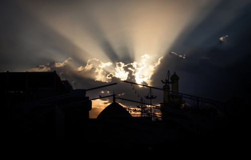 الشمس على مرقد الامام الحسين (عليه السلالم)