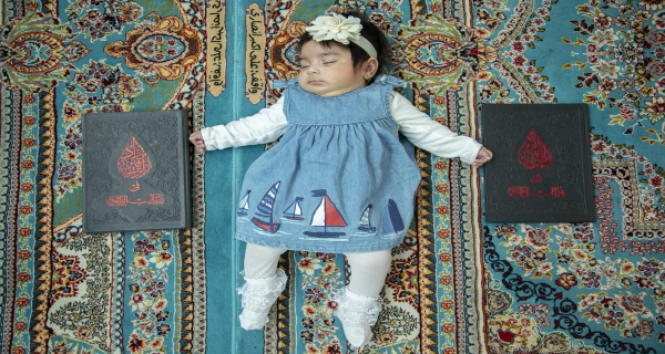 أنــا طِـفـلٌ ولـكـنْ صــوتُ حـبُـيْ  ...  بِــــهِ قــــد آذَنَ الــرحـمـنُ رَبّـــيْ