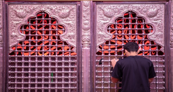 اَلسَّلامُ عَلَيْكَ يَا دَاعِيَ اللهِ وَرَبَّانِيَّ آيَاتِهِ